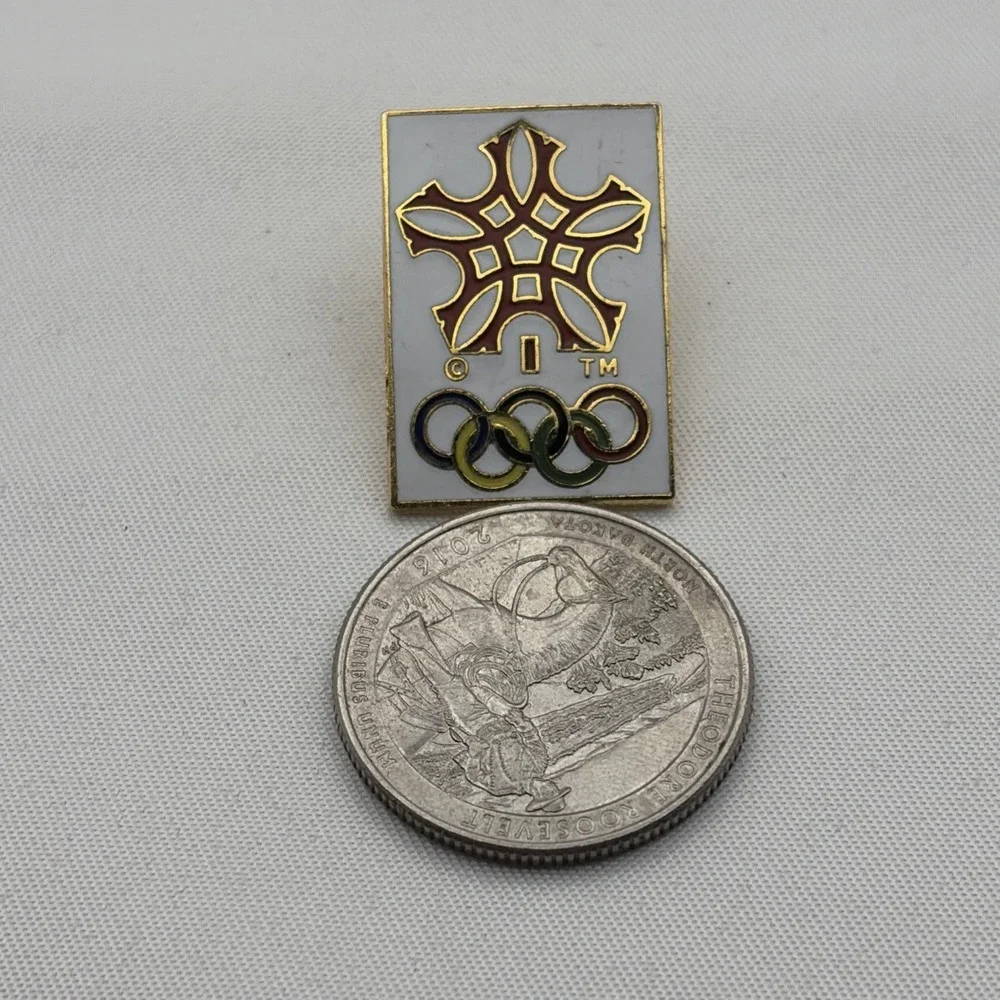 1988 Calgary Winter Olympics Snowflake Logo Olympic‎ Rings Lapel Hat Pin